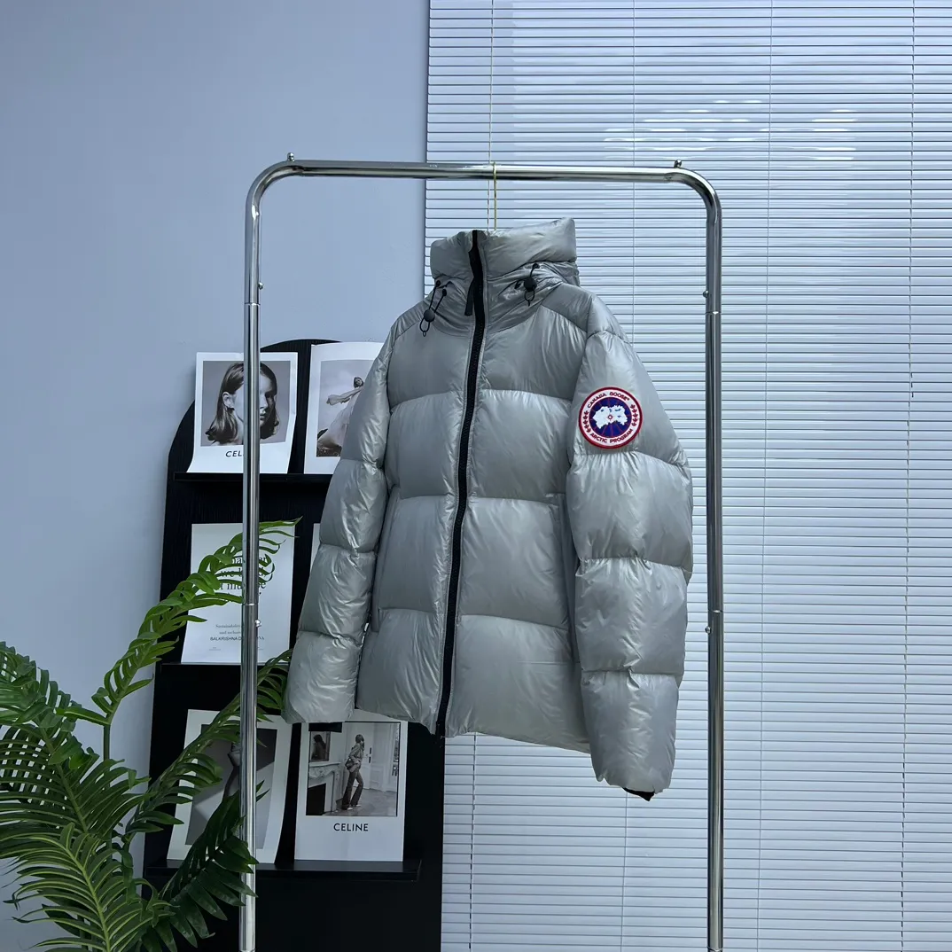 P760 𝘾𝘼𝙉𝘼𝘿𝘼 𝙂𝙊𝙊𝙎𝙀/Canada Goose 2023 Limited New Crofton Puff Down Jacket Pure Guangzhou Inspection 80 White Duck Down Filling‼  Top version, ceiling level‼ Crofton soft bread, the latest style in 2023, has a cold protection effect of up to level 4. It is made of recycled Feather-Light tear-resistant fabric. It is ultra-light and has no weight on the upper body at all! The unique black label highlights your temperament‼  Canada Goose, a Canadian brand, has always been recognized as the warmest down jacket. Various Instagram celebrities, Internet celebrities, and celebrities often wear it for street photos. I do Canada Goose every year, but I still can’t get rid of my love for geese. No matter how cold the winter is, there is no need to be afraid, because there are geese! Filled with 80% white duck down, Canada Goose is the legendary warmest down jacket and is known as a must-have for Arctic outdoor sports! The most popular down jacket in the world, celebrities are rushing to buy it, it is a must-have! Same style for men and women Size: S~XXL